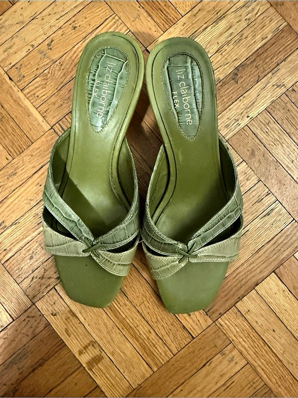 Liz Claiborne basilGreen Bow kitten Heels